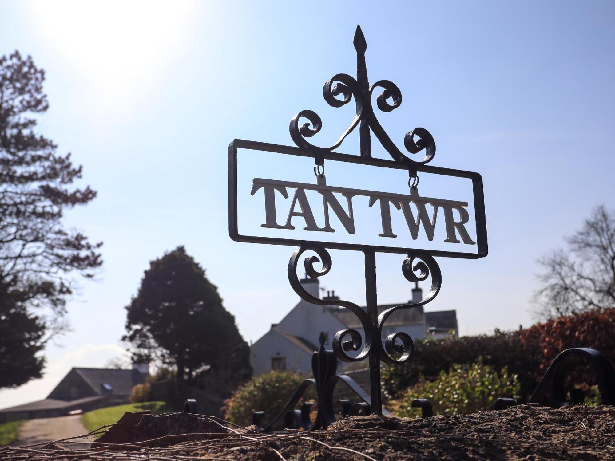 Tan Twr Farm Cottage Dwyran Exterior photo